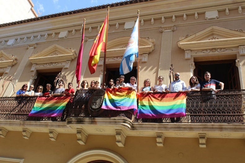 bandera-orgullo-gay-balcon-ayuntamiento-jumilla