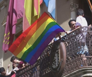 En el Ayuntamiento ondea la bandera arco iris