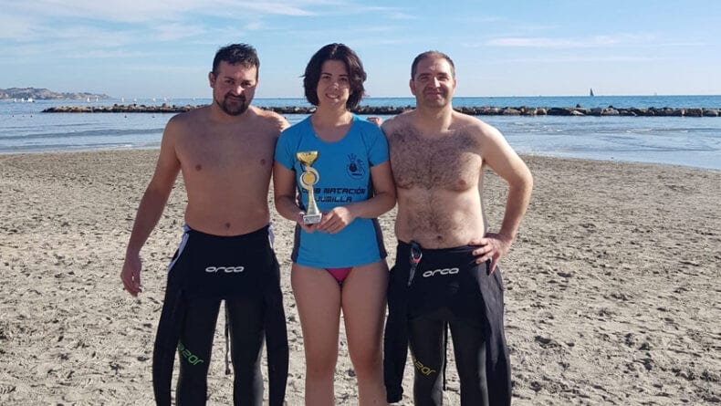 Los tres nadadores del Club Natacióno Jumilla en la playa del Postiguet