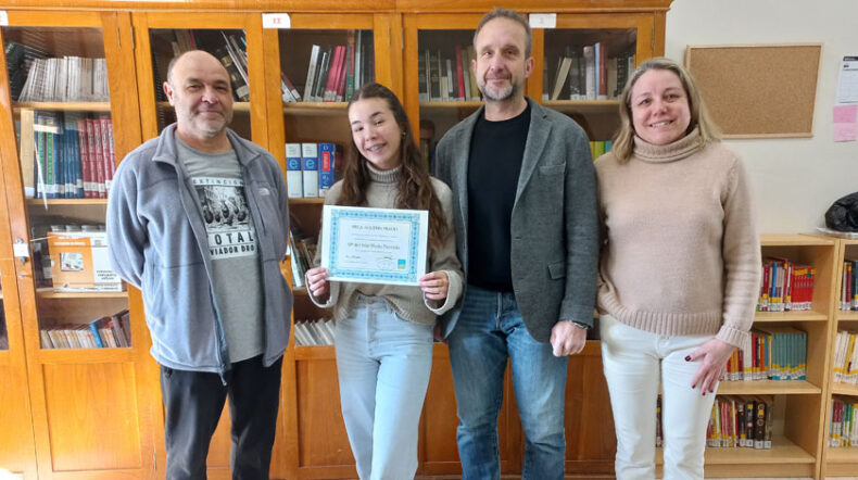 Mar Bleda junto a sus padres y el director del instituto